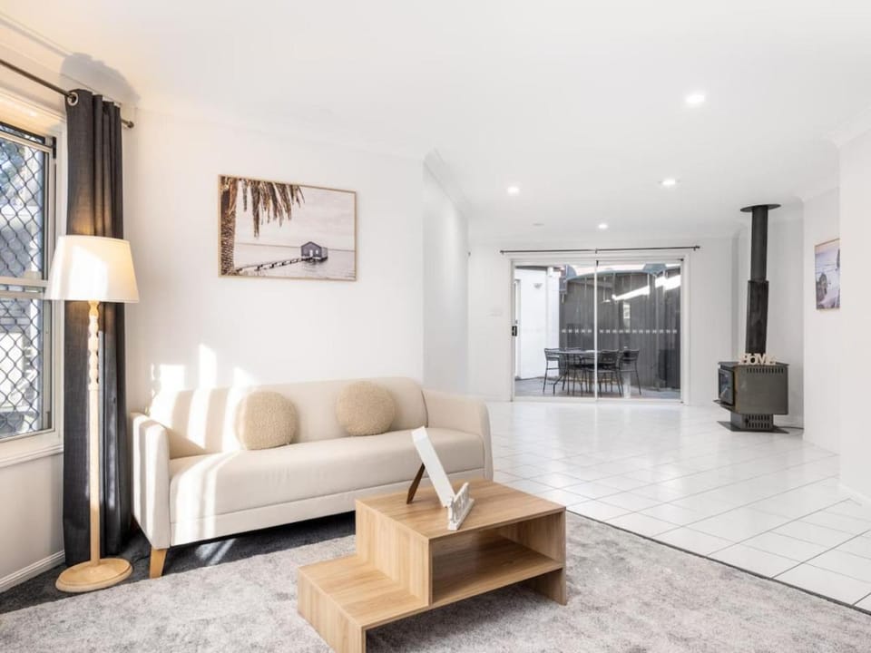 Private and Spacious 4BR Home with Parkview 5mins to Mall House in Brisbane