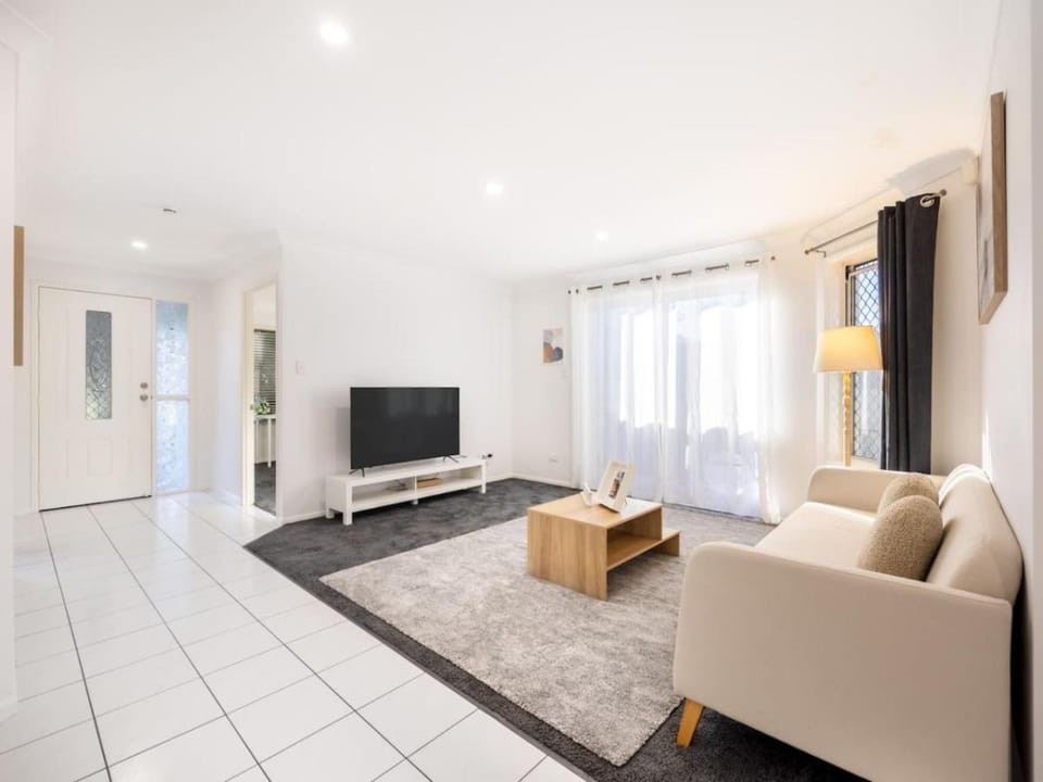 Private and Spacious 4BR Home with Parkview 5mins to Mall House in Brisbane