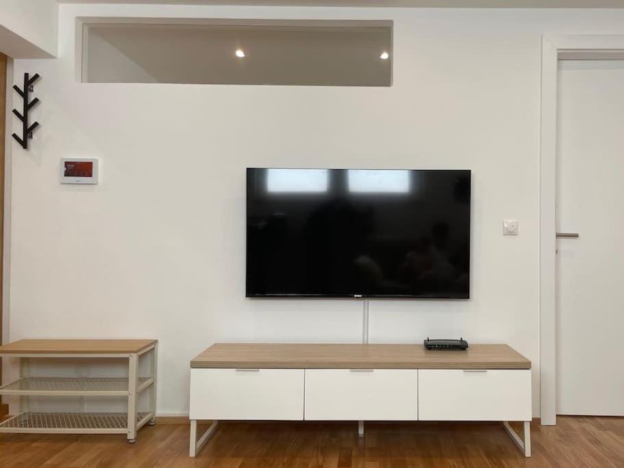 1,5-Zimmer, Top ausgestattet, 4 Pers, Souterrain, Self Check-in, Parkplatz, Netflix & Amazon Prime Apartment in Bavaria