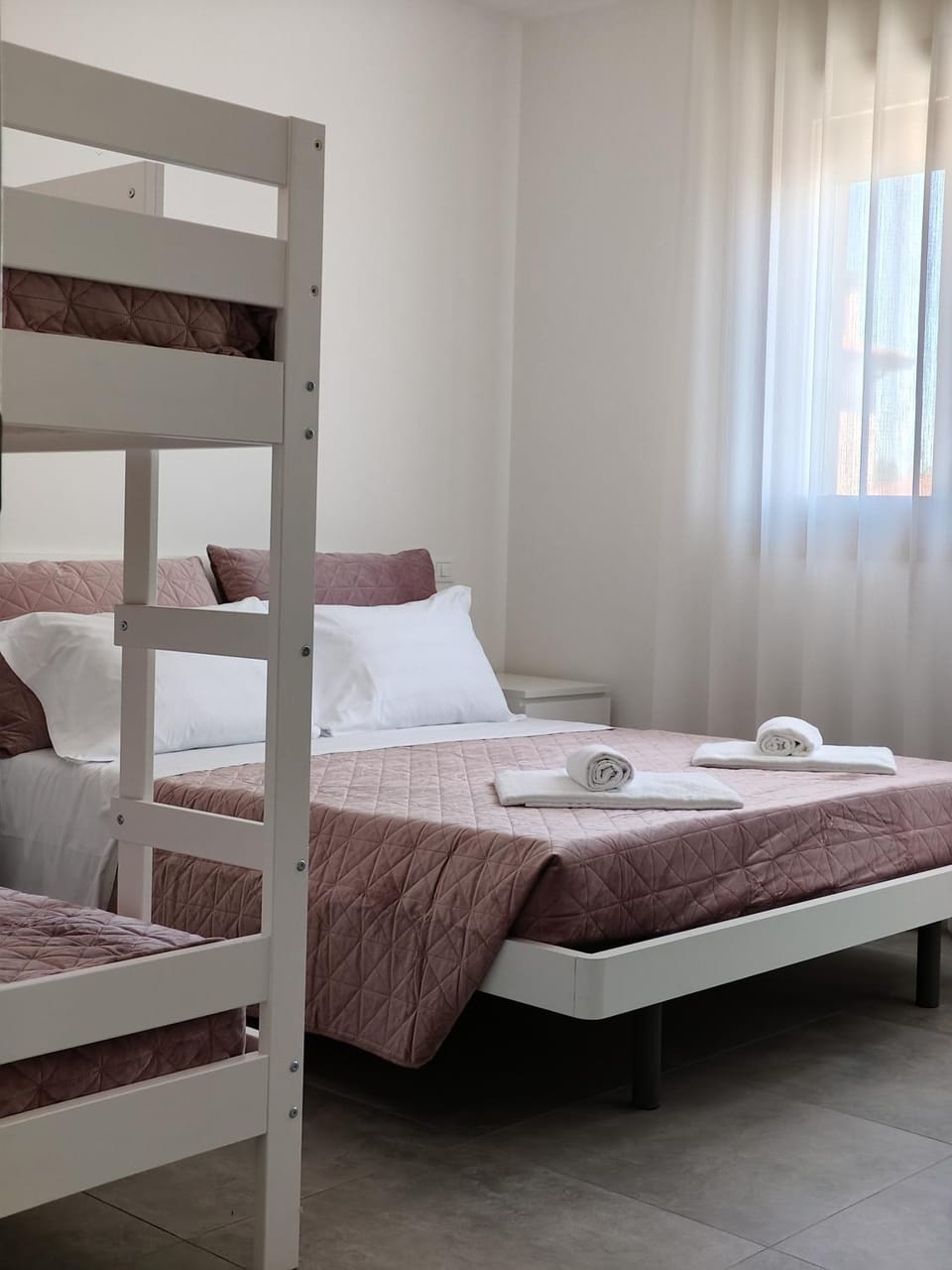 Bed, Bedroom, bunk bed, towels