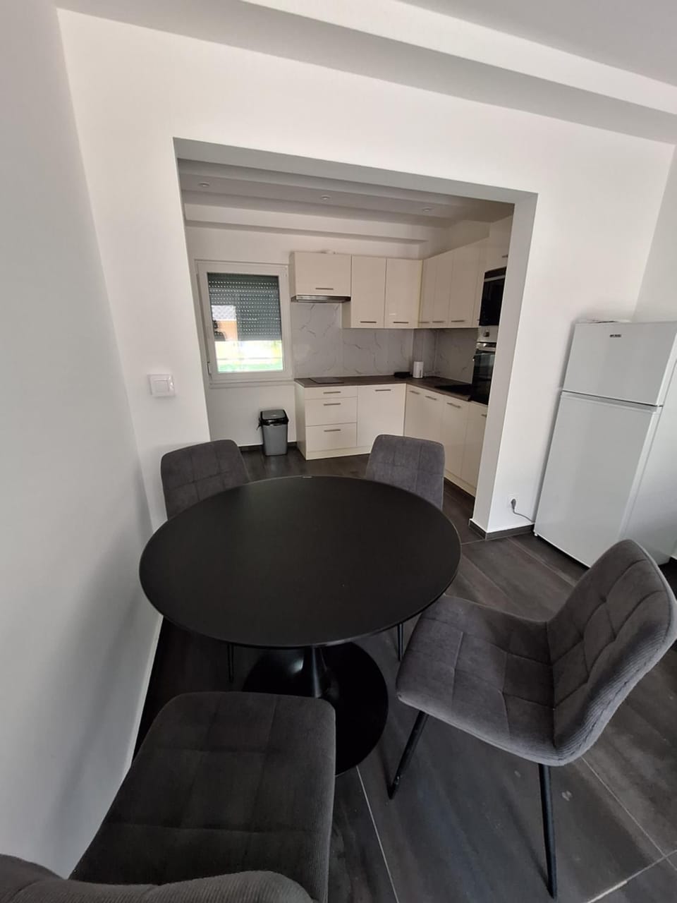 Property building, Dining area, kitchen