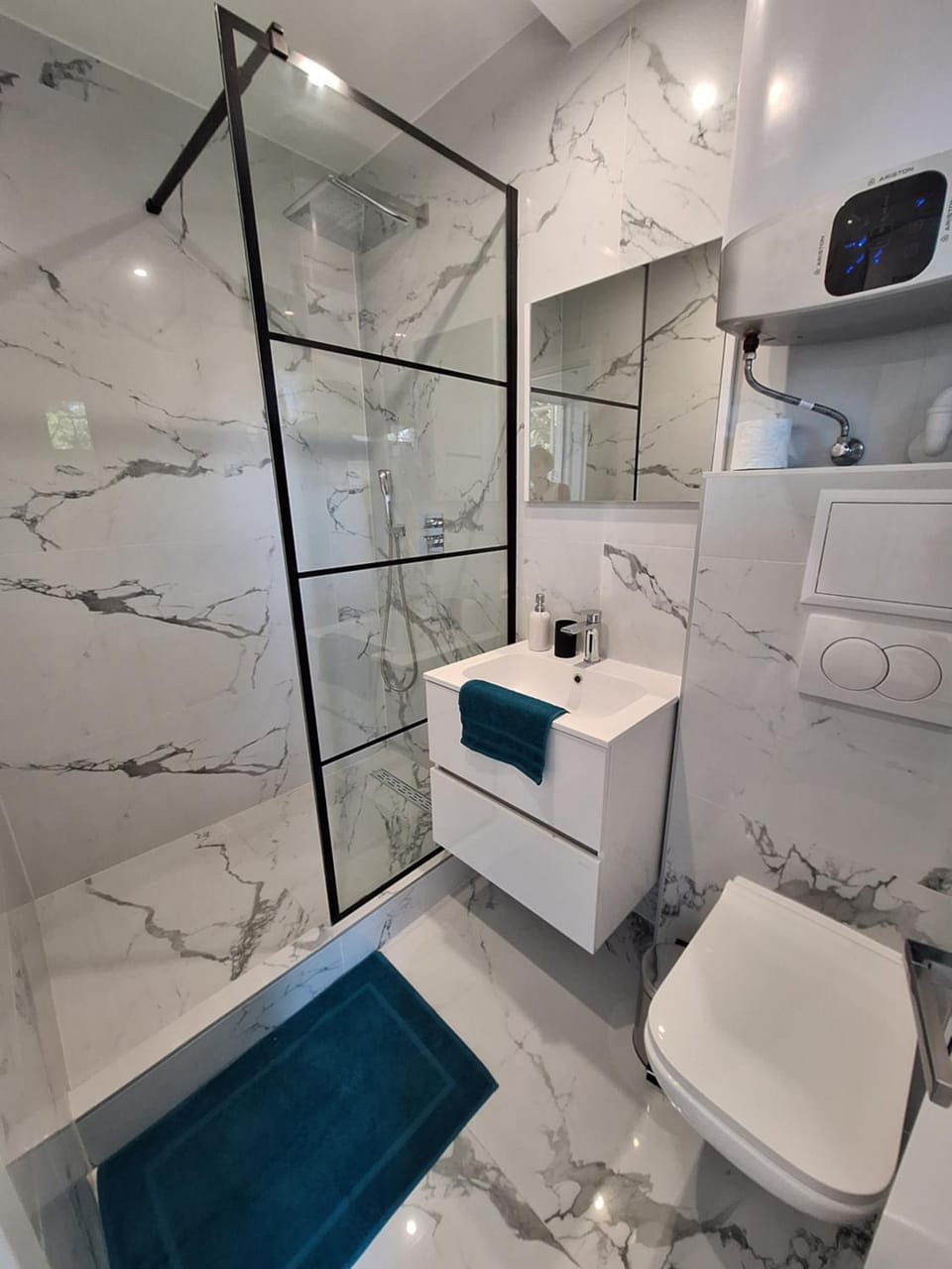 Shower, Toilet, Bathroom, towels