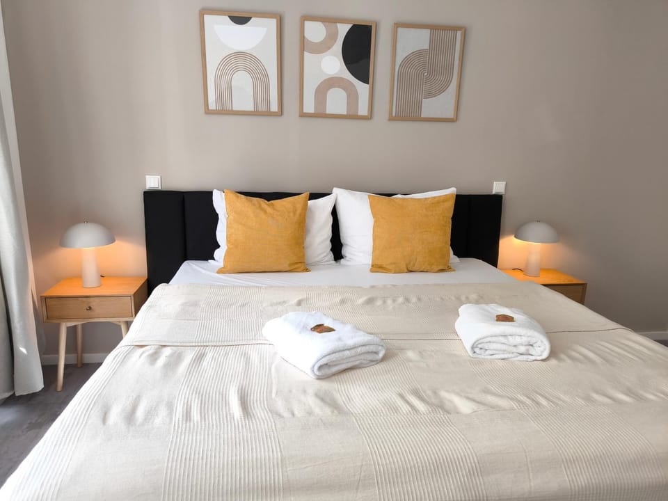 Bed, Photo of the whole room, Bedroom, towels