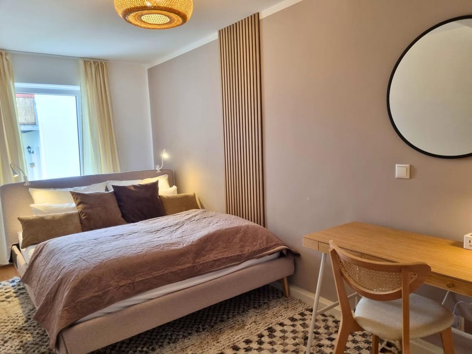 Bed, Photo of the whole room, Seating area, Bedroom