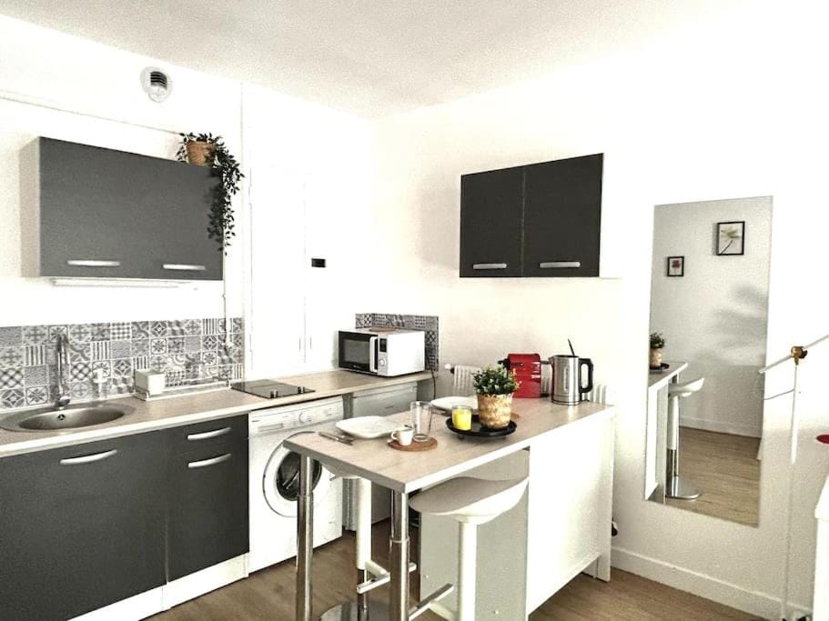Coffee/tea facilities, Kitchen or kitchenette, Dining area, stove
