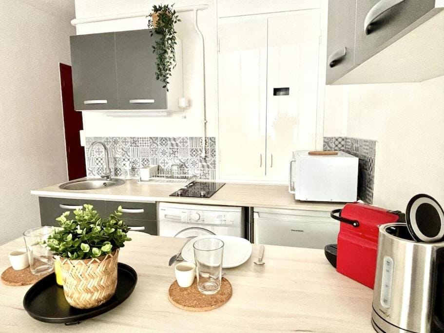 Coffee/tea facilities, Kitchen or kitchenette, Dining area, stove