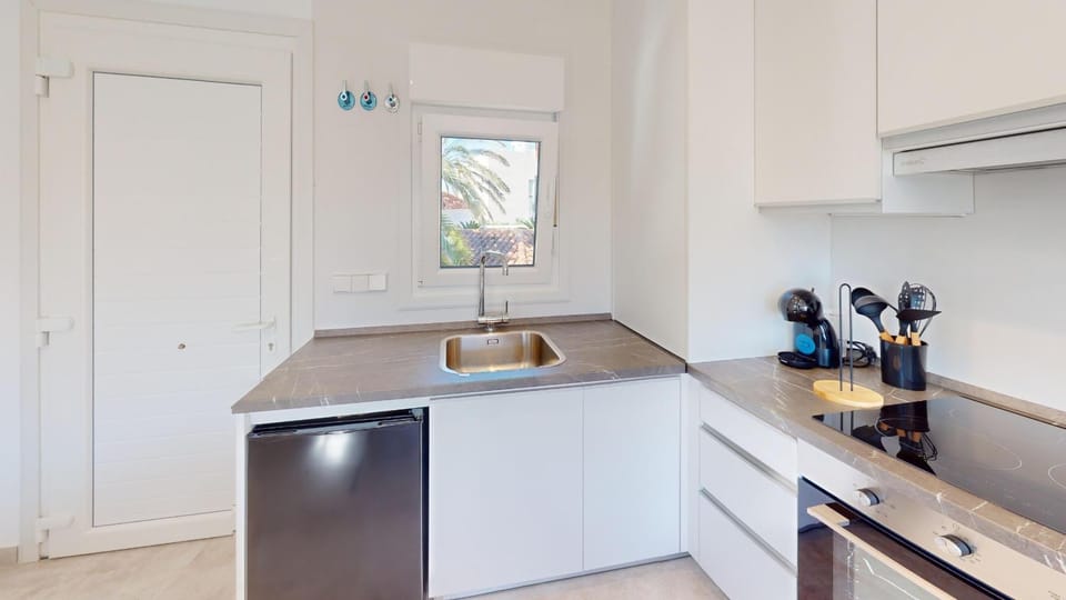 Kitchen or kitchenette