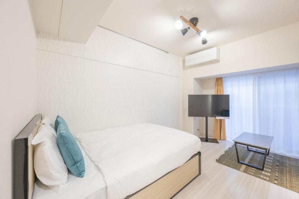 Bed, TV and multimedia, Bedroom