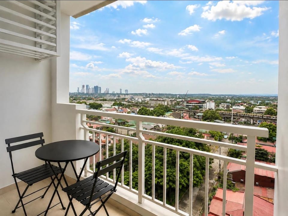 Modern 1BR Condo with Balcony & City View Apartment hotel in Pasig