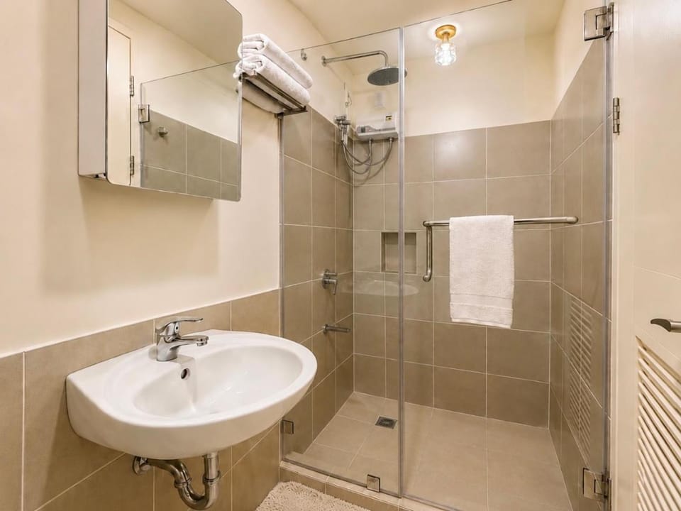 Modern 1BR Condo with Balcony & City View Apartment hotel in Pasig
