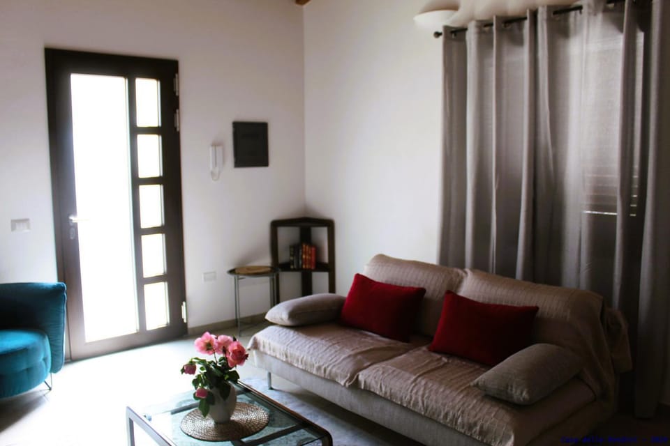 Facade/entrance, Living room, Seating area, acessibility