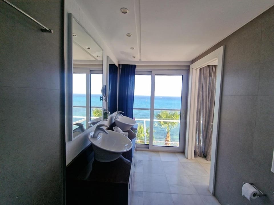 Bathroom, Sea view