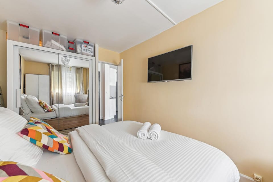 Bed, Photo of the whole room, Bedroom, towels