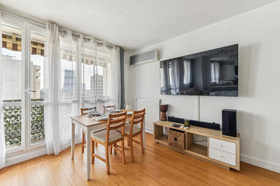 TV and multimedia, Seating area, Dining area