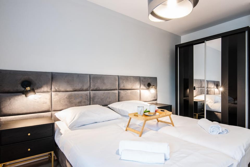 Bedroom, Breakfast