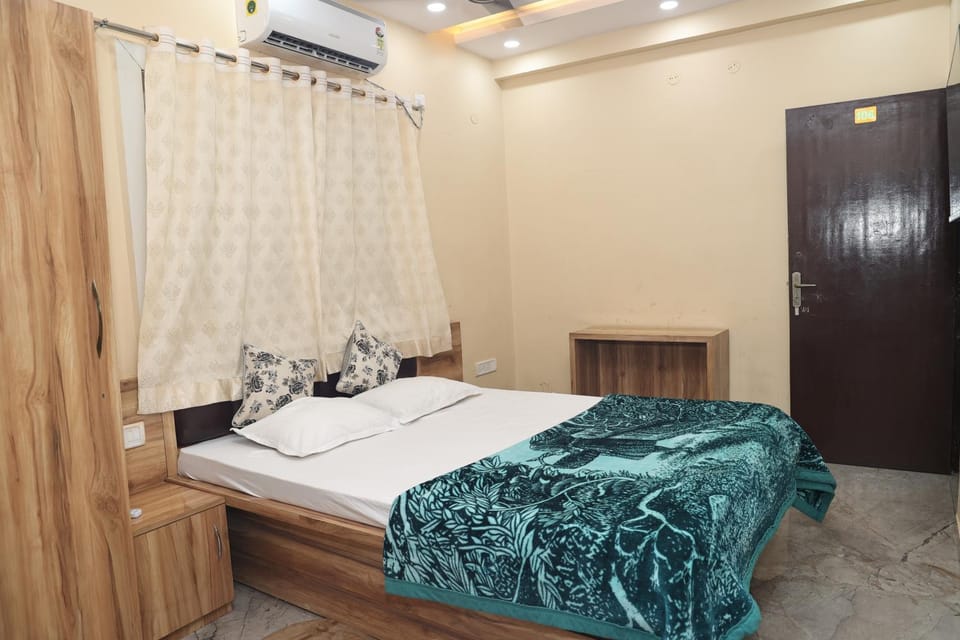 Bed, Photo of the whole room, Bedroom, towels, wardrobe, air conditioner