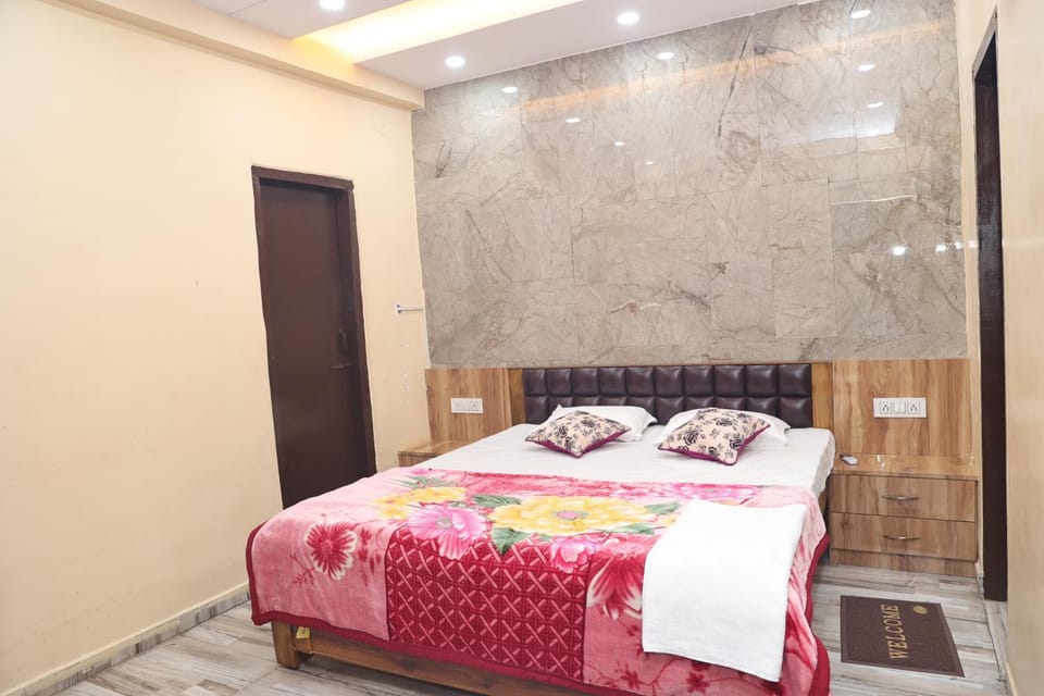 Bed, Bathroom, Balcony/Terrace, Balcony/Terrace, Photo of the whole room, Bedroom, towels, wardrobe, air conditioner