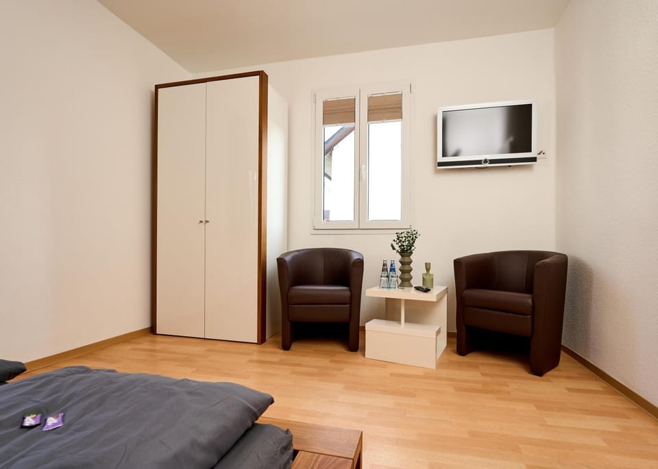 Bed, TV and multimedia, Bedroom, wardrobe