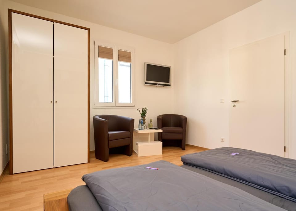 Bed, TV and multimedia, Seating area, Bedroom, wardrobe