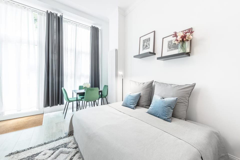 Bed, Living room, Photo of the whole room, Seating area, Bedroom