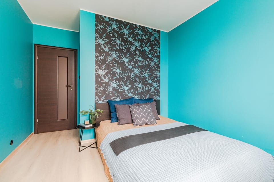 Bed, Seating area, Bedroom