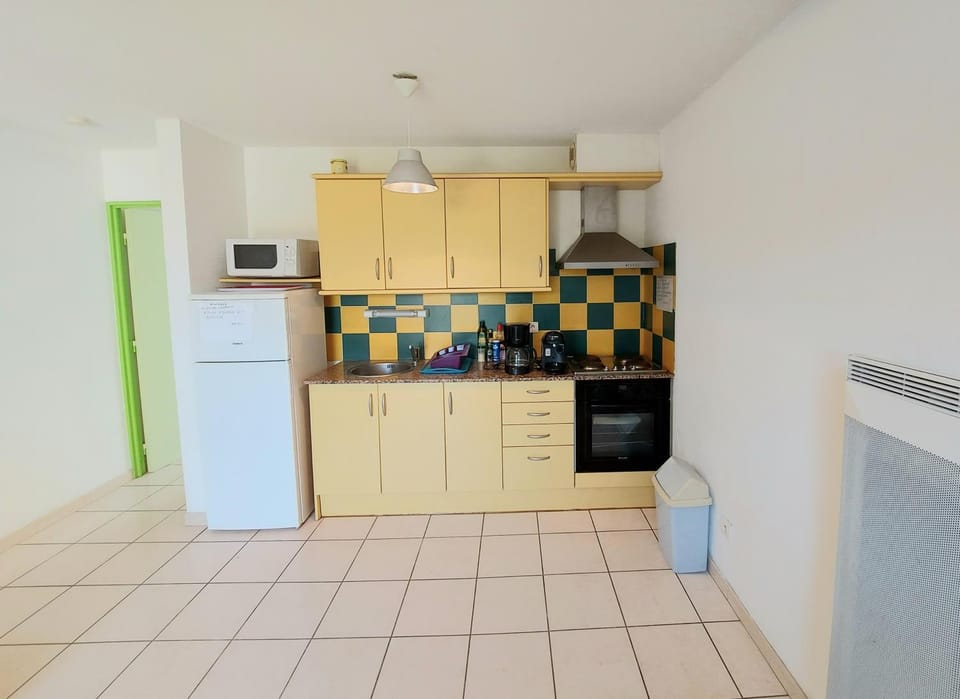 Kitchen or kitchenette, oven, stove