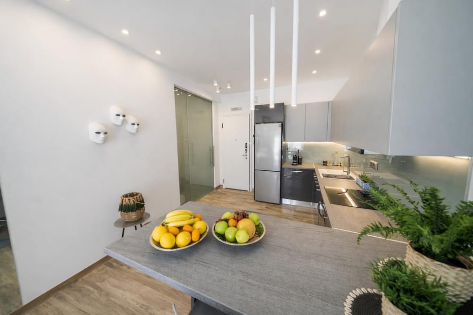 Kitchen or kitchenette, Dining area, oven