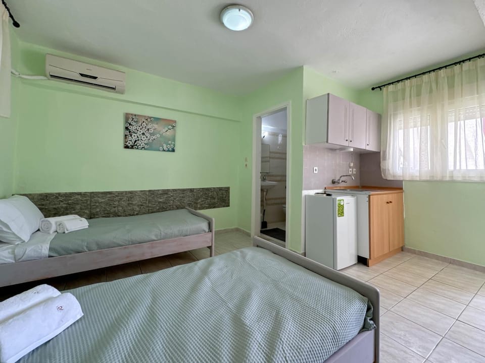 Bed, Kitchen or kitchenette, Photo of the whole room, Bedroom, air conditioner