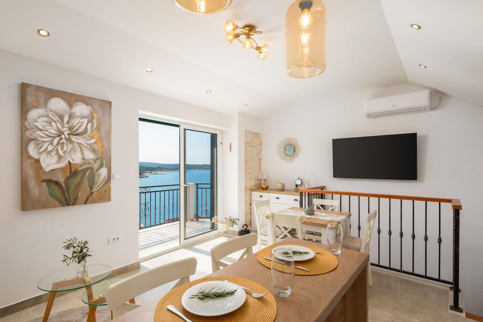 TV and multimedia, View (from property/room), Dining area, Sea view
