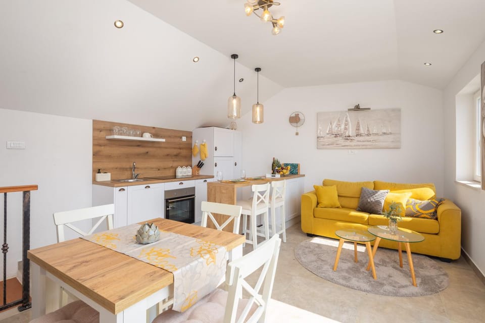 Kitchen or kitchenette, Living room, Seating area, Dining area, oven, stove