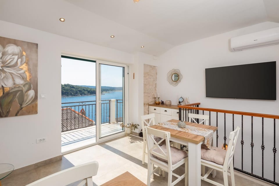 Natural landscape, TV and multimedia, View (from property/room), Balcony/Terrace, Dining area, air conditioner