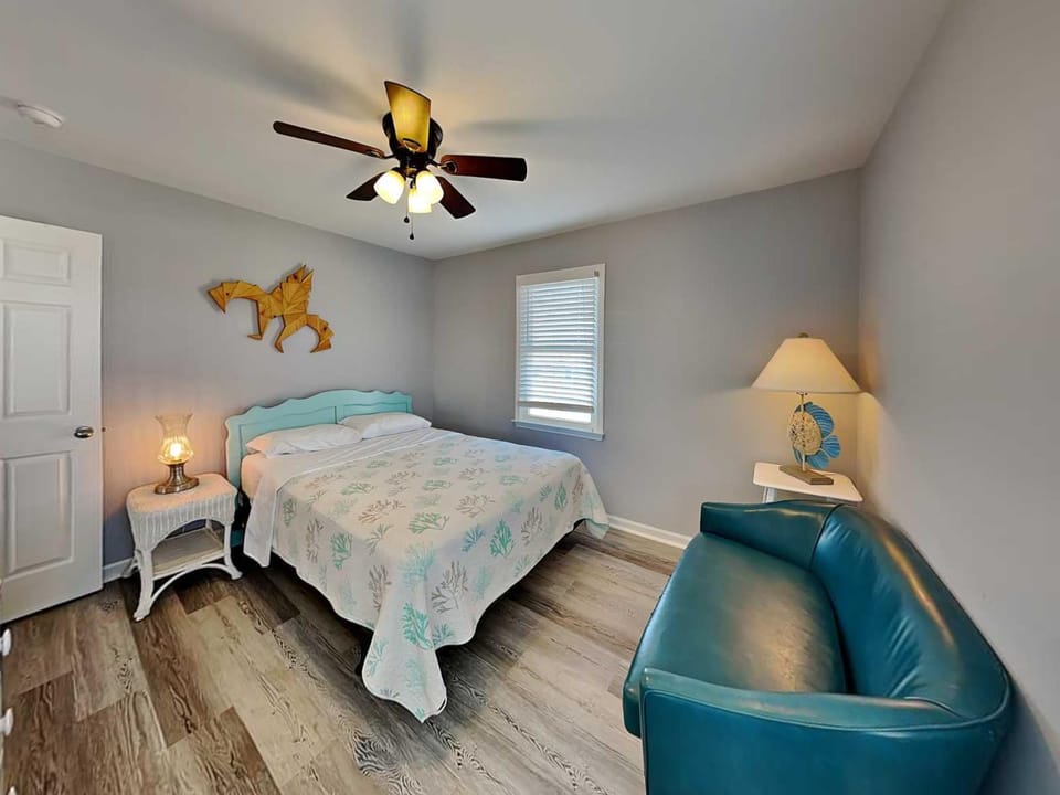 Bed, Seating area, Bedroom, furniture