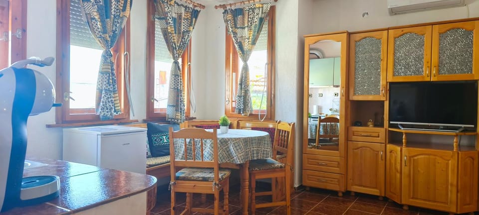 Communal lounge/ TV room, TV and multimedia, Kitchen or kitchenette, Living room, Seating area, Dining area, Evening entertainment, oven