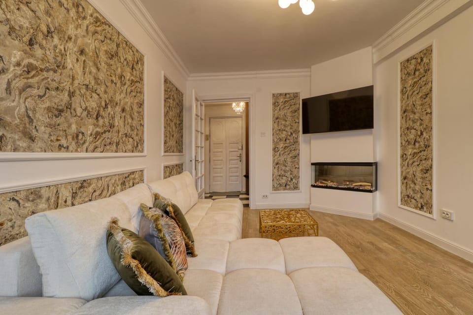 TV and multimedia, Living room, Seating area, Evening entertainment, fireplace