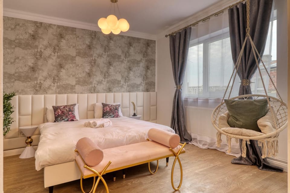 Bed, Living room, Photo of the whole room, Seating area, Bedroom
