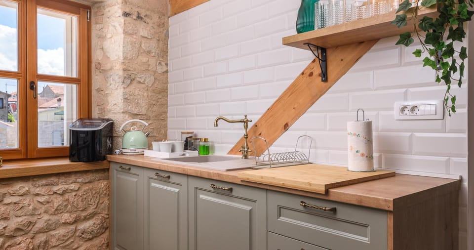 Kitchen or kitchenette, kitchen