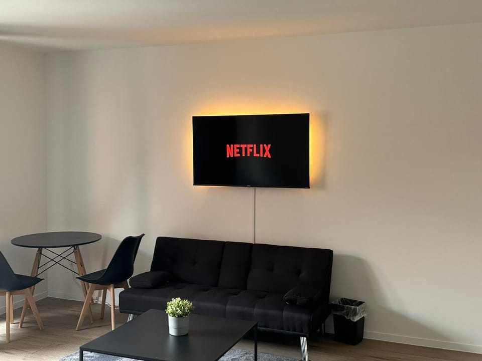 Communal lounge/ TV room, TV and multimedia, Living room, Seating area, Evening entertainment