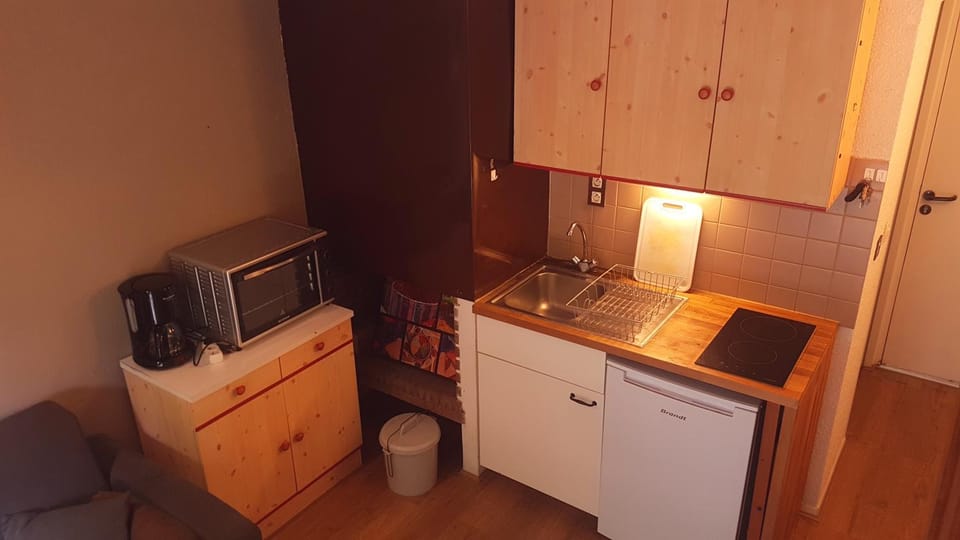 Kitchen or kitchenette, oven, pet friendly, stove
