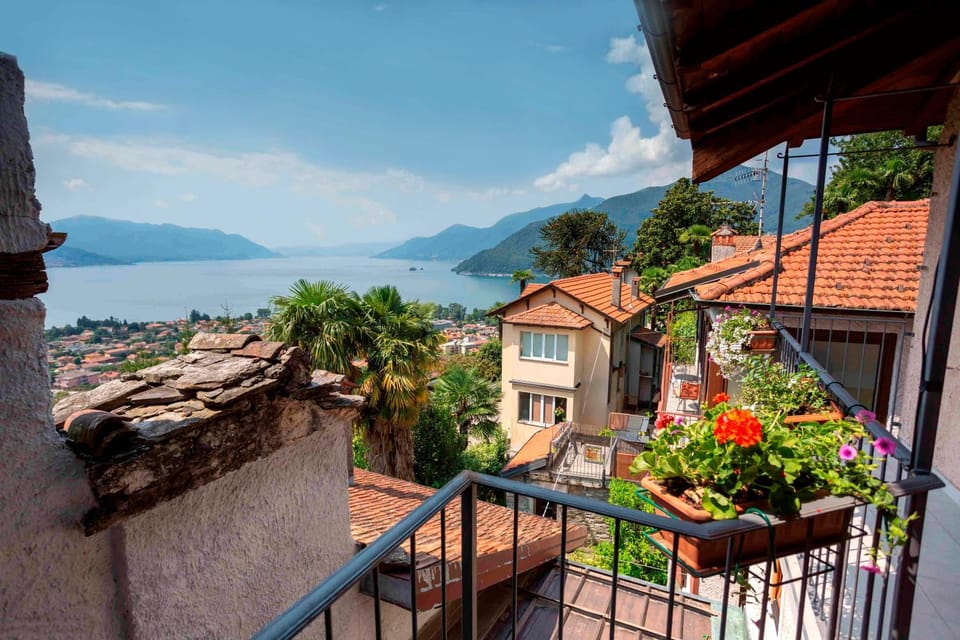 View (from property/room), Balcony/Terrace, Lake view