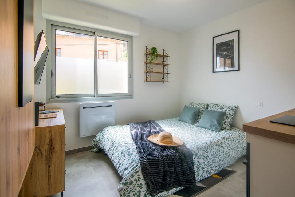 Bed, TV and multimedia, Living room, Bedroom