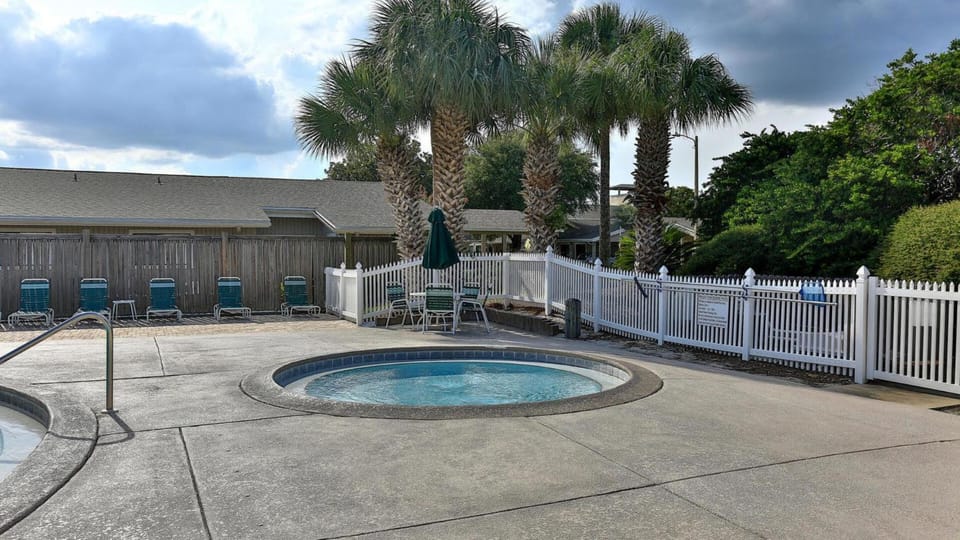 Cozy renovated ground floor unit - Golf Villa - on the Golf Course Docked boat in Miramar Beach
