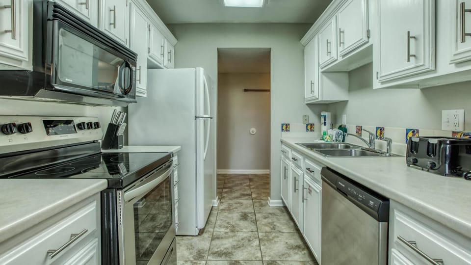 Cozy renovated ground floor unit - Golf Villa - on the Golf Course Docked boat in Miramar Beach