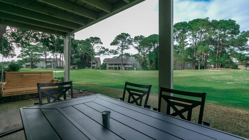 Cozy renovated ground floor unit - Golf Villa - on the Golf Course Docked boat in Miramar Beach