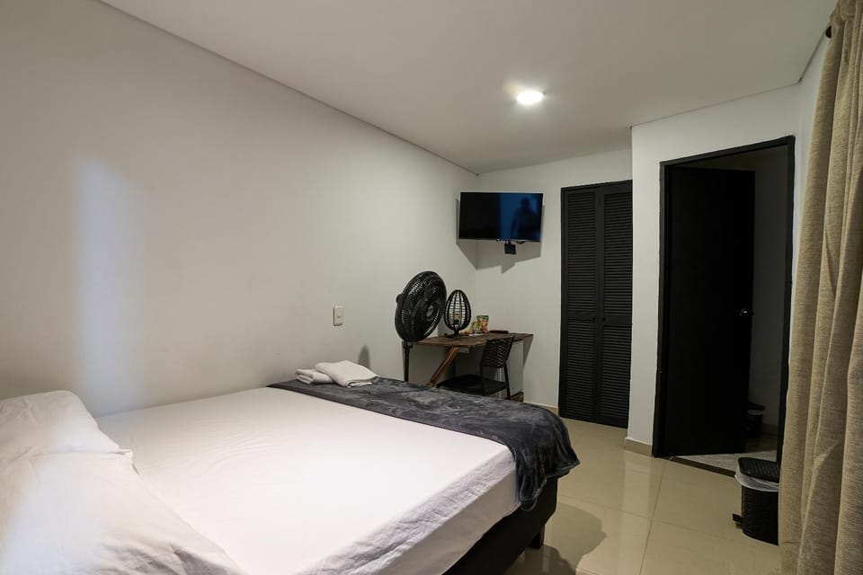 Bed, TV and multimedia, Photo of the whole room, Bedroom, towels