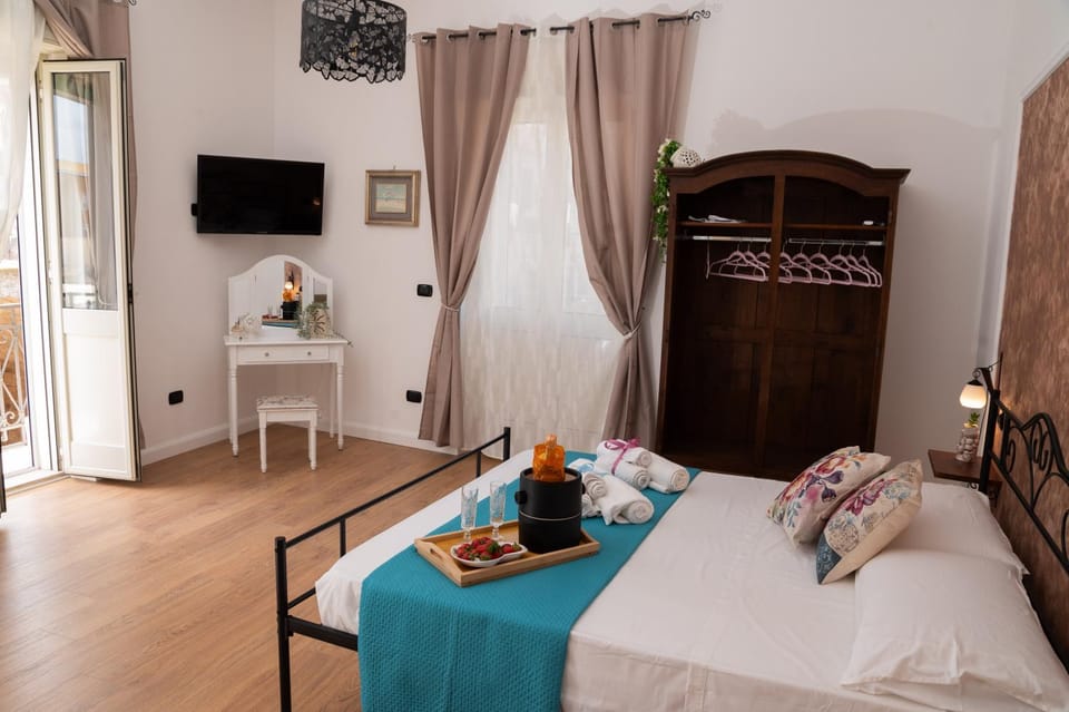 TV and multimedia, Photo of the whole room, Bedroom
