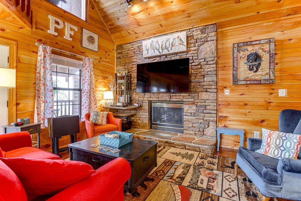 Easy-Access Pigeon Forge Cabin w/ Hot Tub! Cabin in Pigeon Forge