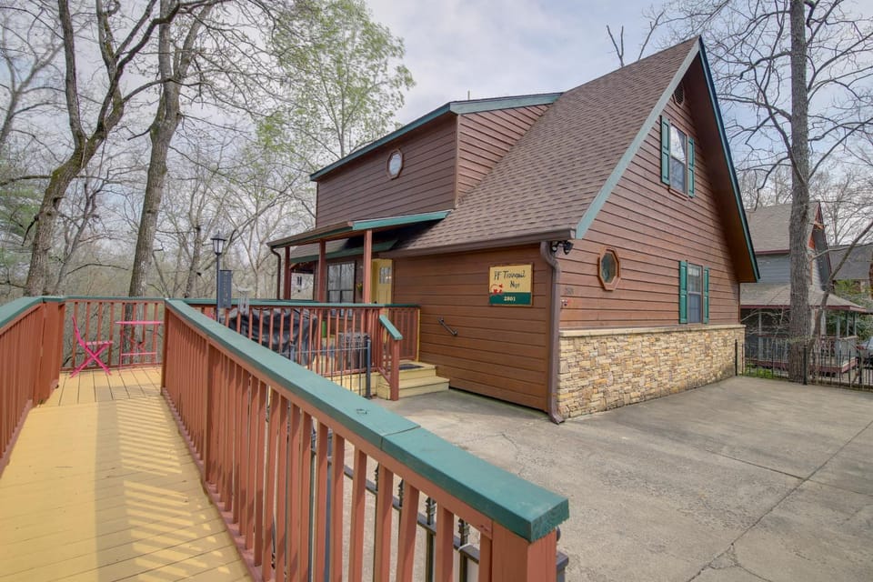 Easy-Access Pigeon Forge Cabin w/ Hot Tub! Cabin in Pigeon Forge