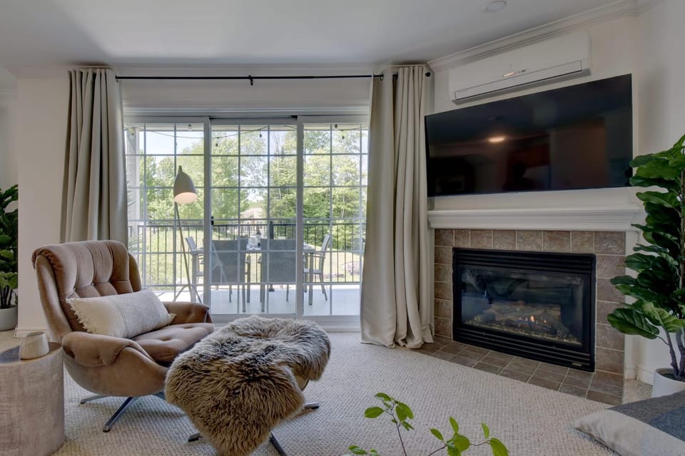 TV and multimedia, Living room, Seating area, Evening entertainment, fireplace