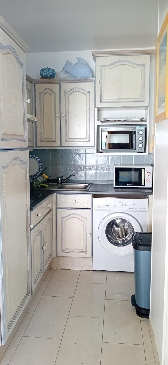 Kitchen or kitchenette, oven, washing machine