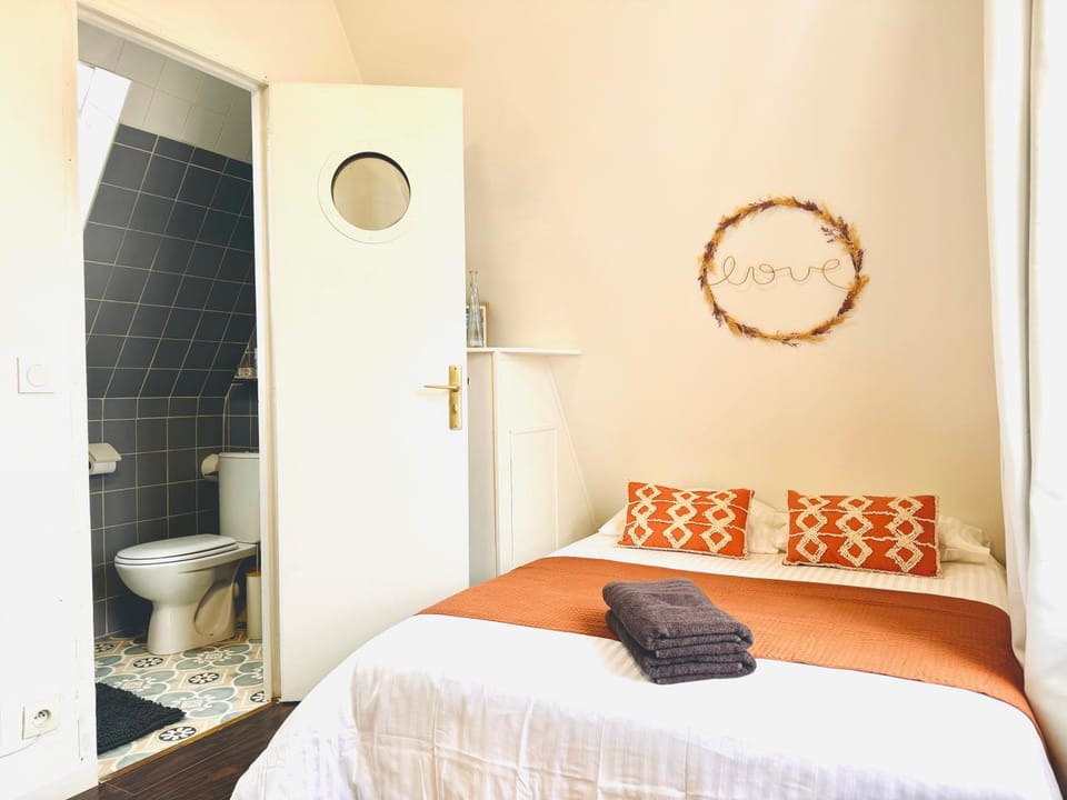 Toilet, Bed, Bathroom, Photo of the whole room, Bedroom, towels